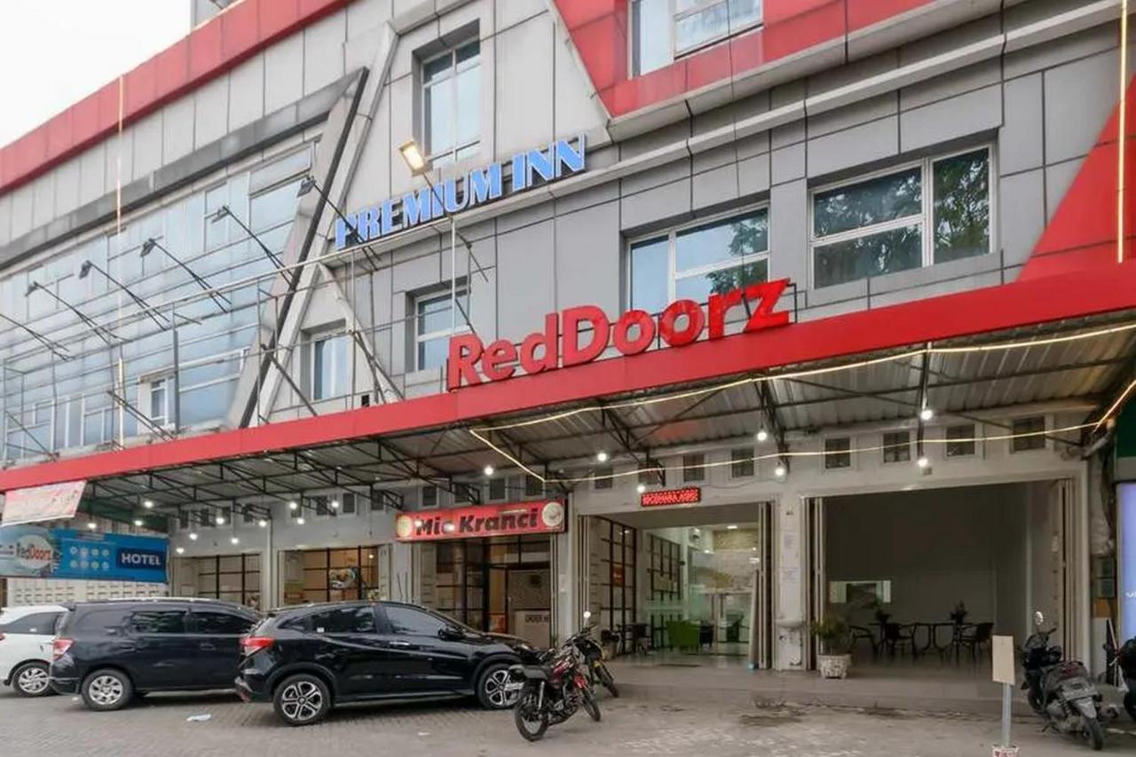 RedDoorz Plus @ Cemara Asri Medan Exterior foto