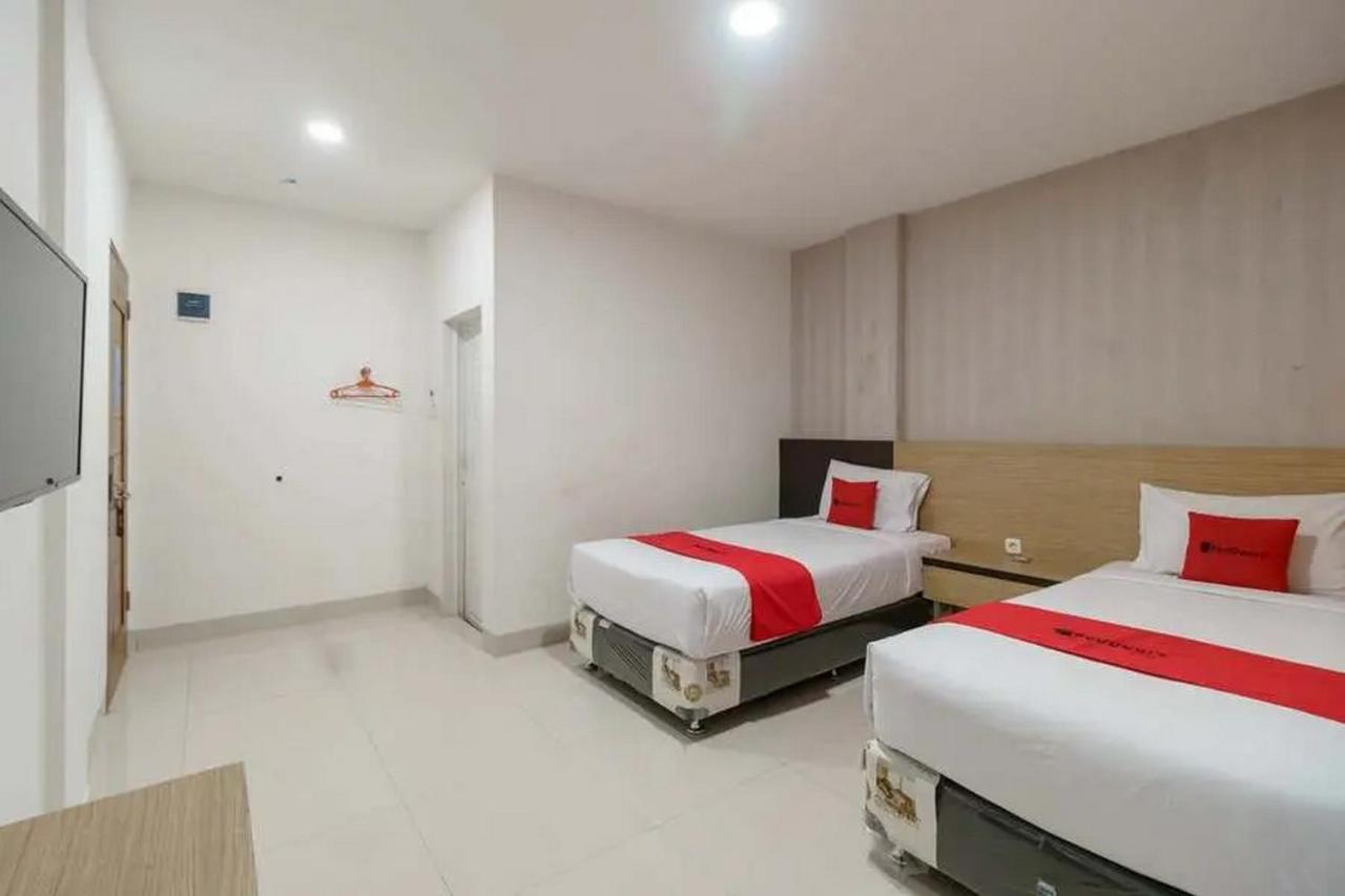 RedDoorz Plus @ Cemara Asri Medan Exterior foto