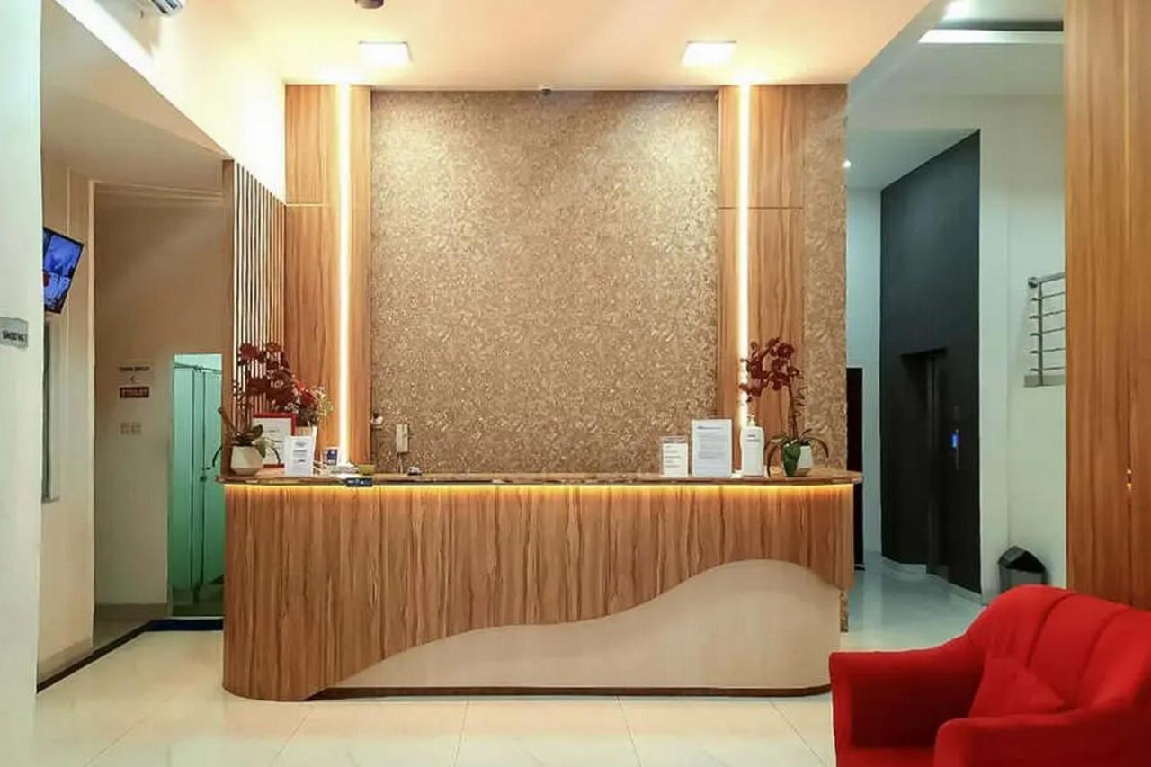 RedDoorz Plus @ Cemara Asri Medan Exterior foto